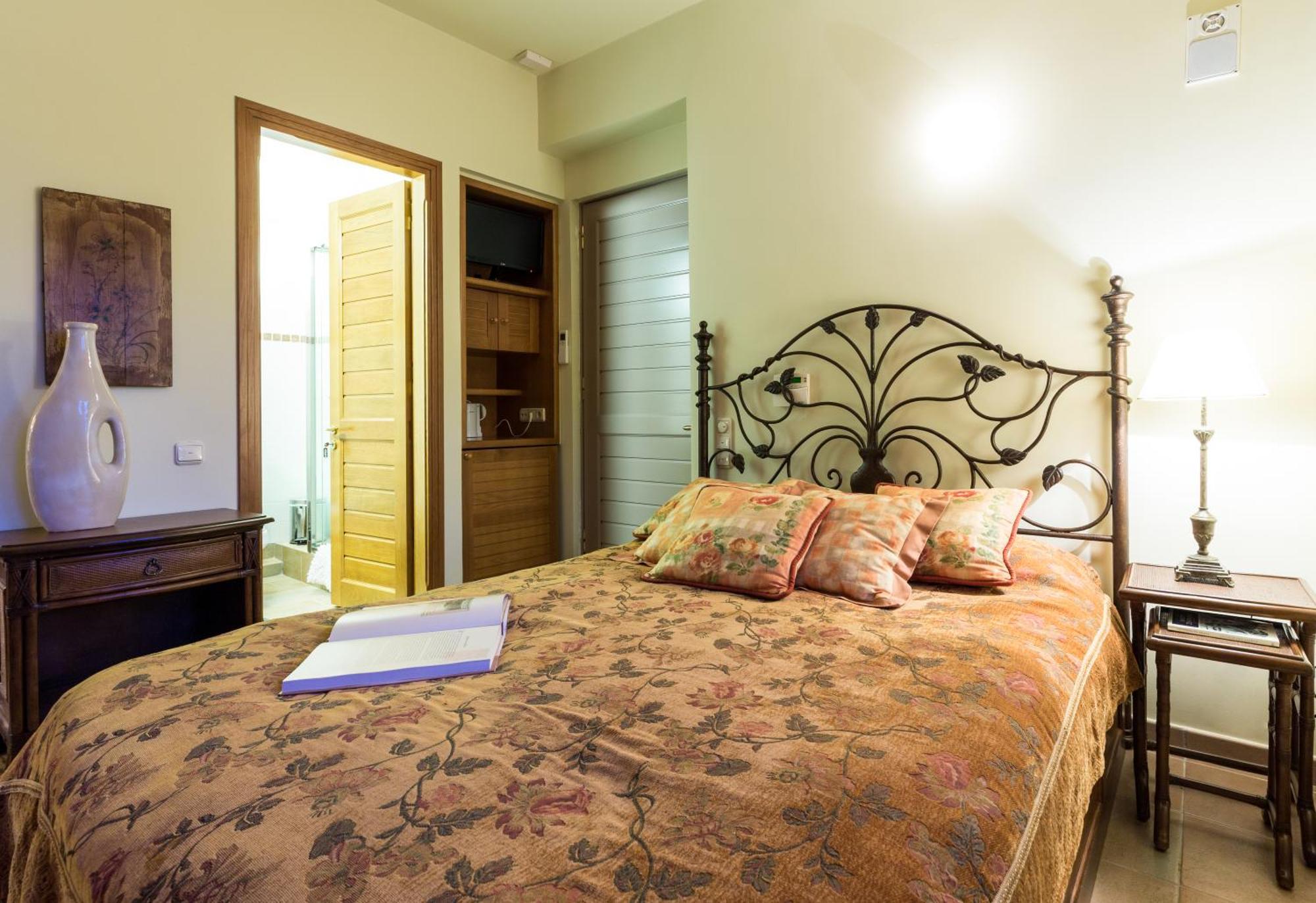 Elia Junior Suite In Epidavros With Shared Pool Nea Epidhavros Bagian luar foto